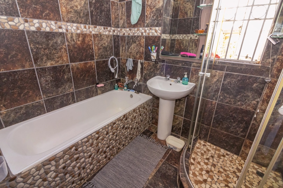 3 Bedroom Property for Sale in Kroonheuwel Free State